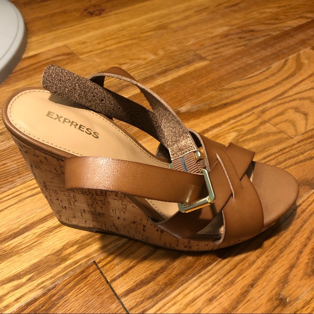 Express brown wedges